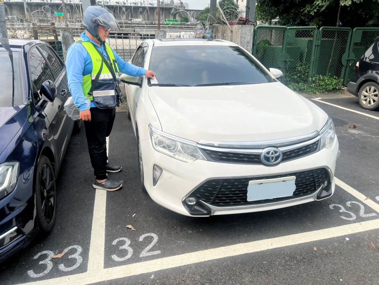 端午連假新北路邊平日停車格免收費 觀光商圈維持假日收費 20 《圖說》汽車格開單。〈交通局提供〉