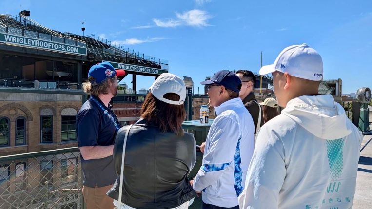 從百年球場看城市發展 侯友宜考察Wrigley Field汲取大巨蛋規劃經驗 6 《圖說》侯友宜市長聽取Wrigley Field(瑞格利球場)簡介。〈新聞局提供〉