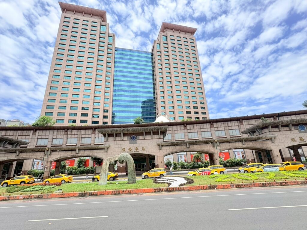 綠蔭倍增! 新北景觀處妝點華德公園 打造繽紛地景展現城市綠蒔力 10 %E5%85%A8%E9%9A%9C%E9%81%8BLOGO%E6%9D%BF%E6%A9%8B%E7%81%AB%E8%BB%8A%E7%AB%99