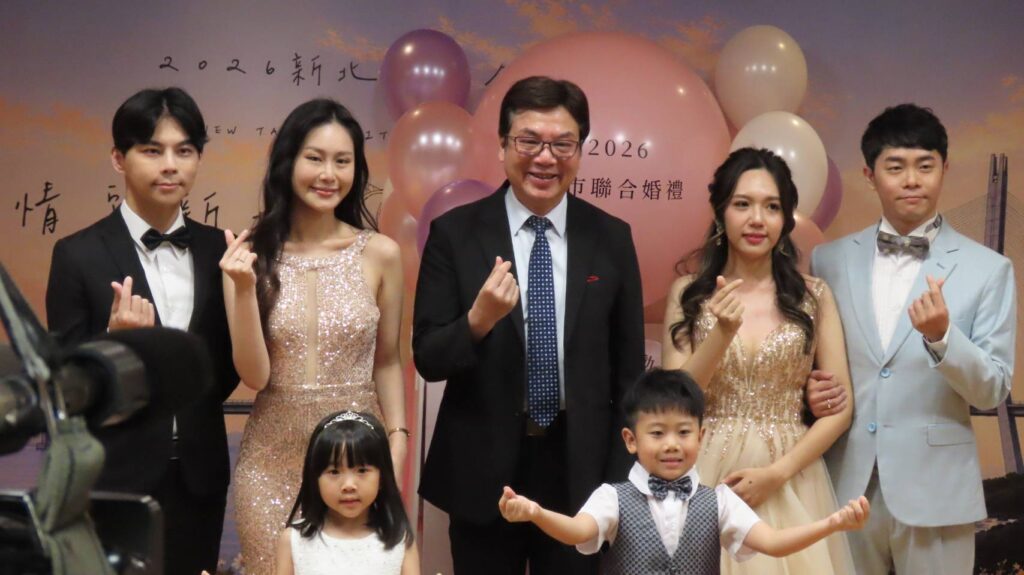 新北聯合婚禮報名開跑 情定新北永結同心 8 %E5%8A%89%E5%89%AF%E5%B8%82%E9%95%B7%E5%92%8C%E7%84%B6%E9%BC%93%E5%8B%B5%E6%96%B0%E4%BA%BA%E5%A0%B1%E5%90%8D%E5%8F%83%E5%8A%A0%E6%96%B0%E5%8C%97%E5%B8%82%E8%81%AF%E5%90%88%E5%A9%9A%E7%A6%AE%EF%BC%8C%E8%AE%93%E6%96%B0%E5%8C%97%E5%B8%82%E6%88%90%E7%82%BA%E5%B9%B8%E7%A6%8F%E8%B5%B7%E9%BB%9E%EF%BC%8C%E6%88%90%E5%AE%B6%E7%9A%84%E5%A0%85%E5%BC%B7%E5%BE%8C%E7%9B%BE