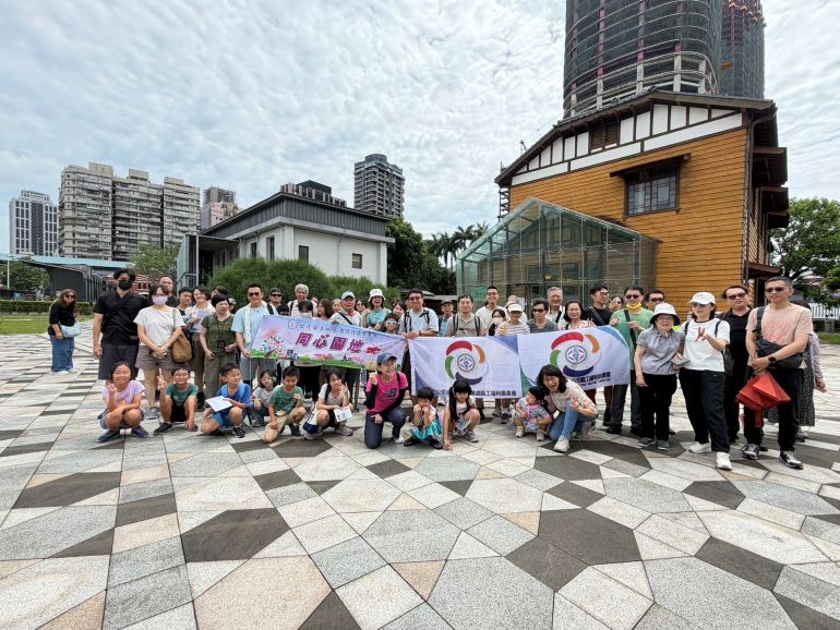 百年鐵道遇見幸福家庭 台電北北區親子日歡笑滿園區 52 《圖說》台電北北區處「員工親子一日遊」活動,同仁攜家帶眷走訪國立臺灣博物館鐵道部園區。〈北北區處提供〉