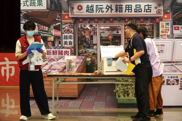 端午防疫不鬆懈 新北重大豬病兵推建構跨局處防護網 38 《圖說》新北市災害應變中心跨局處查核店家販售不明來源或無屠宰合格章之肉製品。〈動保處提供〉
