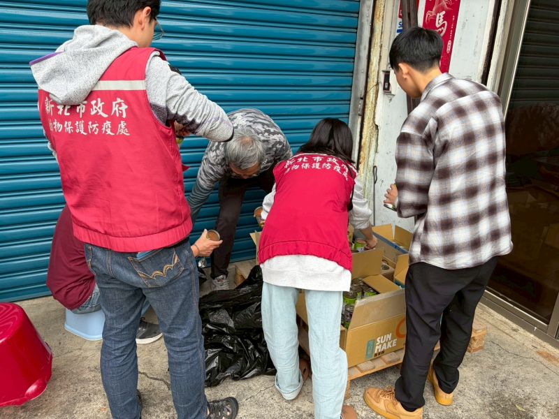 為寵物食品嚴把關 新北查核合格率86% 40 《圖說》動保處監督業者執行不合格產品銷毀。〈動保處提供〉