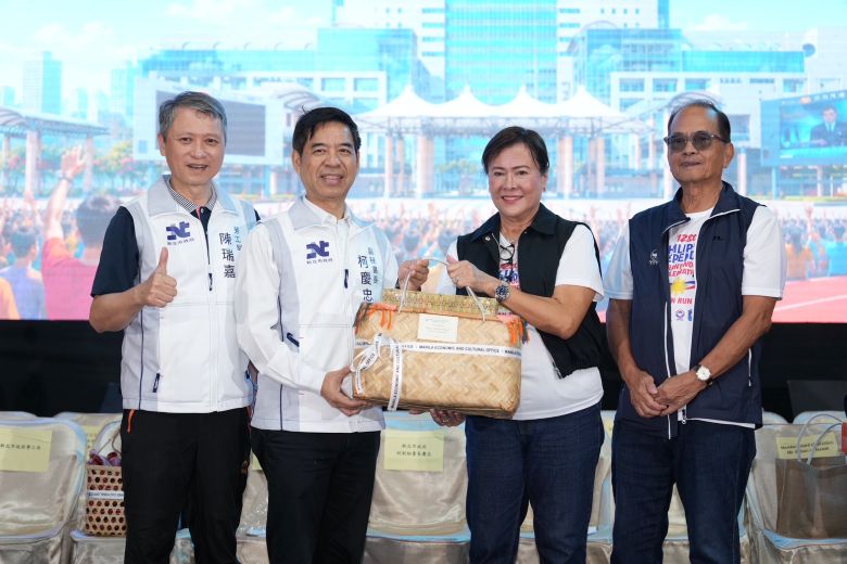 新北攜手菲律賓歡慶國慶 YARA首度來台獻唱嗨翻板橋 23 《圖說》新北市政府勞工局攜手馬尼拉經濟文化辦事處,今日在板橋體育館盛大舉行慶祝活動,左一勞工局長陳瑞嘉、左二市府副秘書長柯慶忠、右二菲律賓駐台代表彭科蓉。〈勞工局提供〉