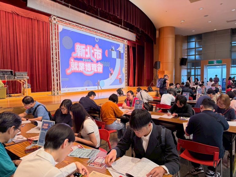板橋就博會釋2400職缺 初媒合率逾5成助青年與熟齡就業 25 《圖說》就業博覽會履歷填寫區座無虛席。〈勞工局提供〉