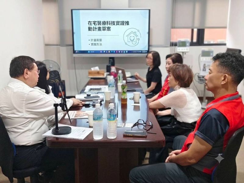 以智慧醫療守護長輩健康 榮民企業家張國源回饋袍澤 14 《圖說》源星生醫張國源董事長(左1)與新北市榮服處陳立中處長(右1)及板橋榮家陳桂美家主任(右2)針對就業合作、智慧醫療及高齡健康照護等議題進行交流。〈新北榮服處提供〉