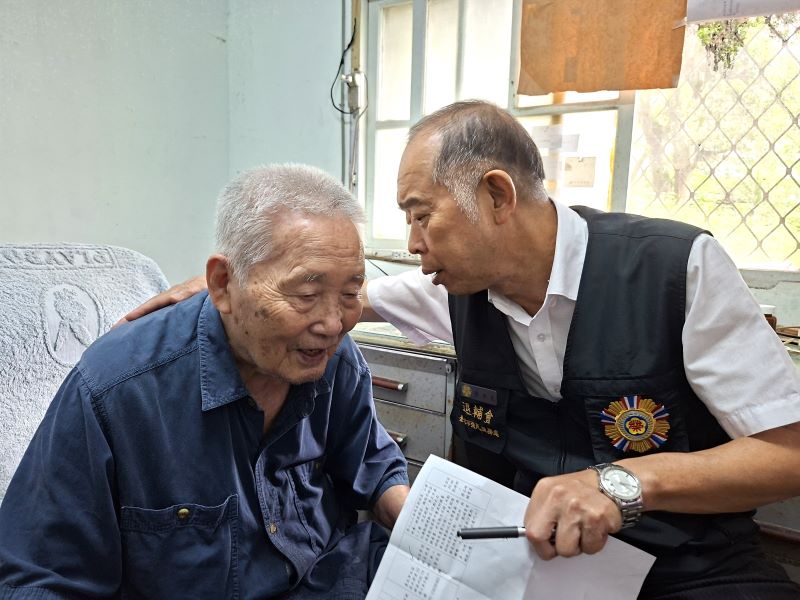 端節前關懷高齡榮民 北市榮服處推廣智慧照護守護健康 30 《圖說》徐木生訪視高齡榮民長輩說明「安心御老平台」及「遠距居家照顧系統」功能。〈臺北市榮服處提供〉