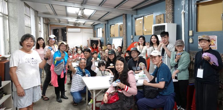 走進卯澳聽海女故事 十三行帶民眾感受海海人生 13 《圖說》卯澳社區發展協會理事長吳享蓉分享海女故事並帶領製作石花凍飲。〈十三行提供〉