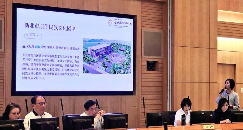 讓文化在城市生根發芽 新北打造全民原教新里程碑 11 《圖說》原民局長Siku Yaway林瑋茜(右)說明,原民局目前正積極規畫打造新北市原住民族文化園區成為北台灣最大的原住民族文化據點。〈原民局提供〉