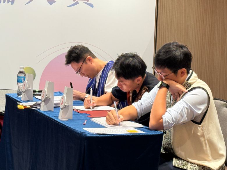 返鄉還是留都市?斜槓或專職? 新北原青直球交鋒談未來 24 《圖說》參賽青年專注聆聽,預備接棒辯論攻防。〈原民局提供〉