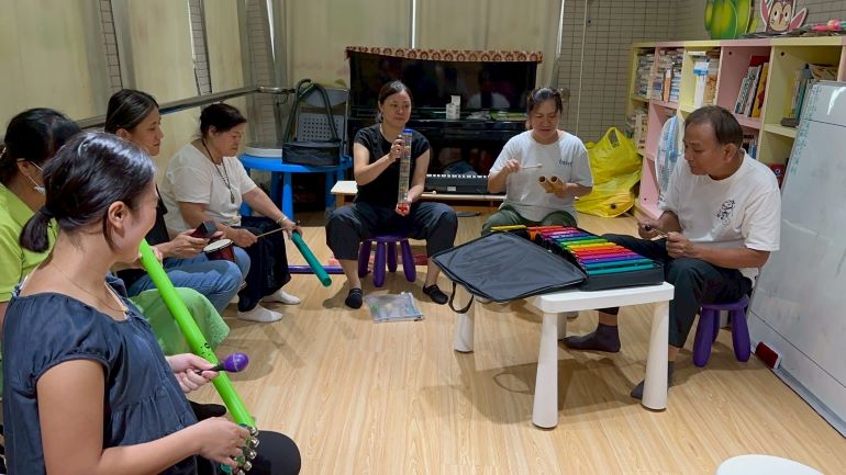 族人的心我在聽 新北首創新模式補助5堂音樂療育 31 《圖說》以原住民族人熟悉的音樂及樂器協助紓緩壓力。〈民民局提供〉