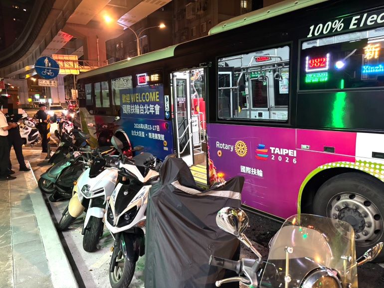 中和公車失控擦撞7部停放機車 幸無人員傷亡 10 《圖說》中和區景平路昨晚間公車擦撞路旁擦撞7部停放機車交通事故現場。〈中和分局提供〉