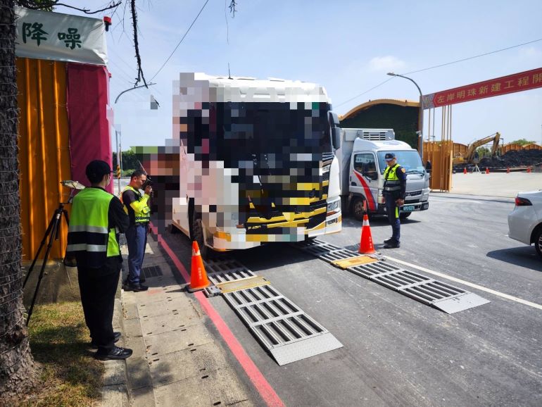 加強遏止大型車超載 中和警活動式地磅重量管理 21 《圖說》中和警大型車輛攔檢勤務「活動式地磅」出擊。〈中和分局提供〉