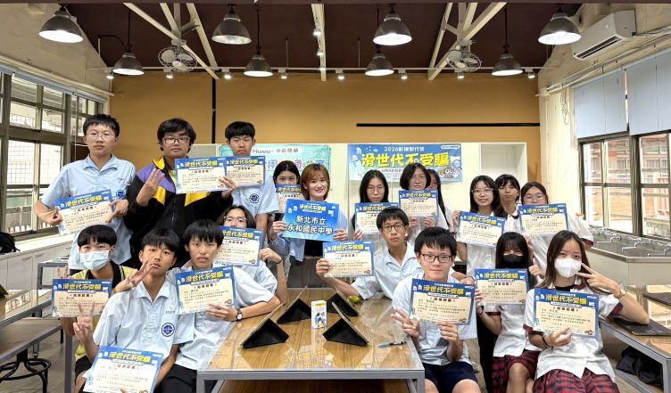 產學合作培養數位識讀力 永和國中拍短影音學防詐 6 《圖說》永和國中「2026滑世代不受騙:AI時代的防詐手機影像創作營」互動熱烈,展現高度學習興趣。〈主辦單位提供〉