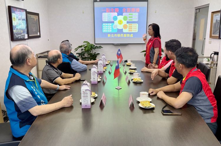交流榮民眷照護與政策 新北榮服處攜手新北記者工會強化宣導 43 《圖說》新北市榮民服務處王玟琳組長(立者)向新北市新聞記者職業工會幹部簡報說明「安心御老平台」推動成果及「一點生變、全面應援」服務理念。〈新北榮服處提供〉