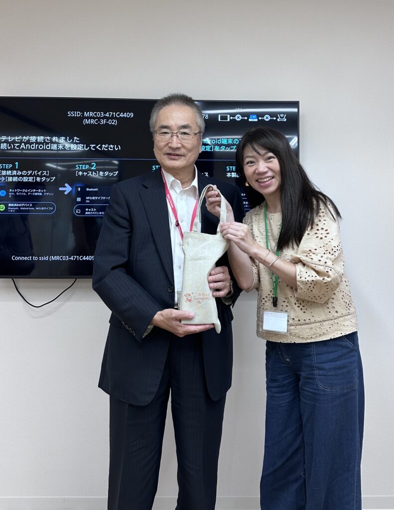 大阪「APacCHRIE 2026」國際年會 東海大學大一生發表研究成果 26 %E5%9C%96%E8%AA%AA%E4%B8%89%EF%BC%8C%E5%BC%B5%E4%BA%A6%E9%A8%8F%E4%B8%BB%E4%BB%BB%E8%AA%AA%EF%BC%8C%E6%96%B0%E4%B8%96%E4%BB%A3%E7%9A%84%E8%A6%96%E9%87%8E%E4%B8%8D%E6%87%89%E8%A2%AB%E4%BE%B7%E9%99%90%E5%9C%A8%E6%95%99%E5%AE%A4%E8%AA%B2%E5%A0%82%E8%A3%A1%E3%80%82%E5%9C%96%E5%B7%A6%E7%82%BA%E6%97%A5%E6%9C%ACUHA%E5%91%B3%E8%A6%BA%E7%B3%96%E5%A4%A7