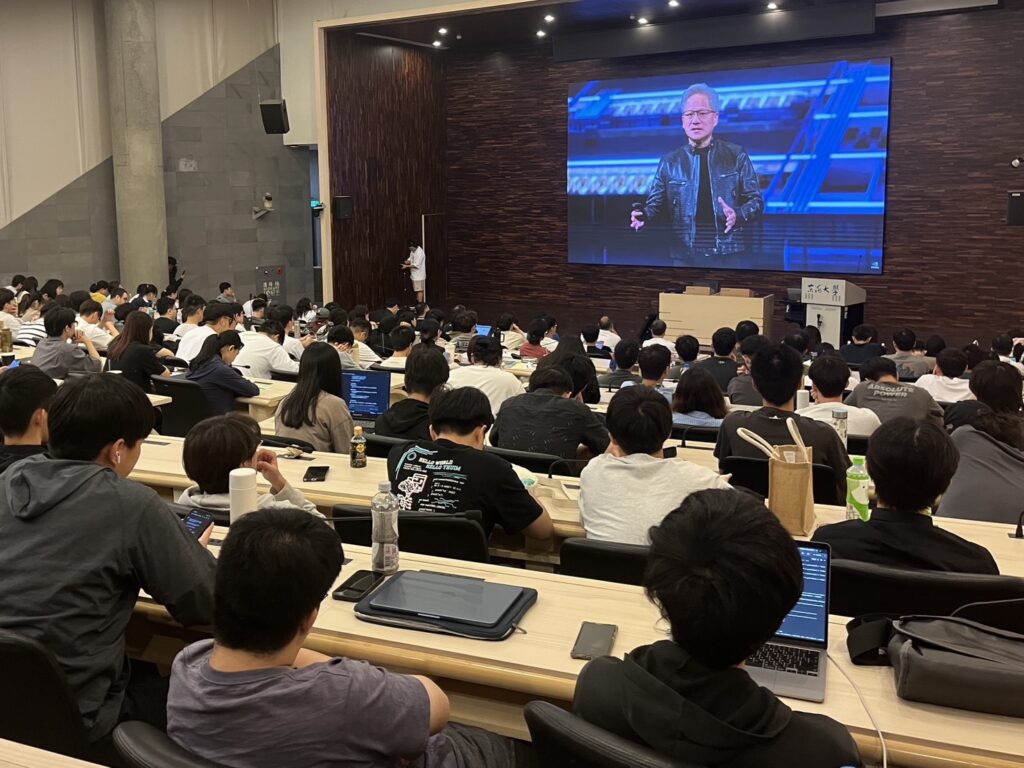 東海大學三度直播黃仁勳GTC Taipei演講 校名緊鄰TSMC登背板全校嗨翻 14 %E5%9C%96%E8%AA%AA%E4%B8%89%E6%9D%B1%E6%B5%B7%E5%A4%A7%E5%AD%B8%E4%B8%8D%E5%83%85%E7%B4%AF%E7%A9%8D%E6%8A%95%E8%B3%87%E8%B6%85%E9%81%8E%E6%96%B0%E5%8F%B0%E5%B9%A3%E4%B8%80%E5%84%84%E5%85%83%E6%89%93%E9%80%A07%E9%96%93AI PC%E6%95%99%E5%AE%A4%E8%88%87%E7%AE%97%E5%8A%9B%E4%B8%AD%E5%BF%83%E5%85%A8%E9%9D%A2%E5%8D%87 1024x768 1