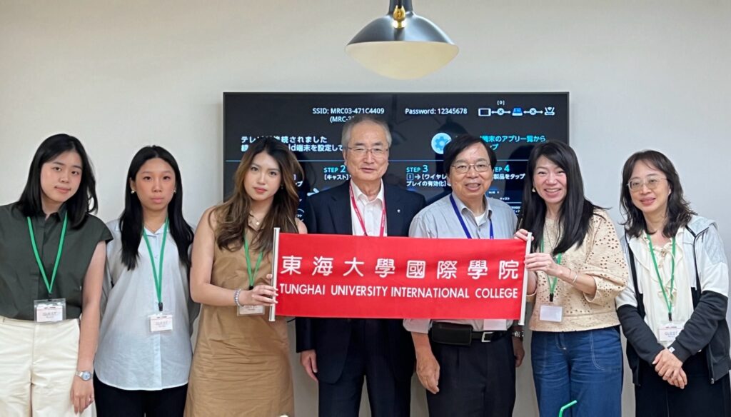 大阪「APacCHRIE 2026」國際年會 東海大學大一生發表研究成果 25 %E5%9C%96%E8%AA%AA%E4%BA%8C%EF%BC%8C%E5%AD%B8%E7%94%9F%E5%80%91%E4%B8%8D%E5%83%85%E5%9C%A8%E5%AD%B8%E8%A1%93%E6%AE%BF%E5%A0%82%E4%B8%8A%E8%88%87%E5%9C%8B%E9%9A%9B%E5%AD%B8%E8%80%85%E6%BF%80%E7%9B%AA%E6%80%9D%E7%B6%AD%EF%BC%8C%E6%9B%B4%E5%B0%87%E8%A6%96%E9%87%8E%E5%BB%B6%E4%BC%B8%E8%87%B3%E7%94%A2%E6%A5%AD%E5%AF%A6%E5%8B%99%EF%BC%8C%E5%8F%97%E9%82%80