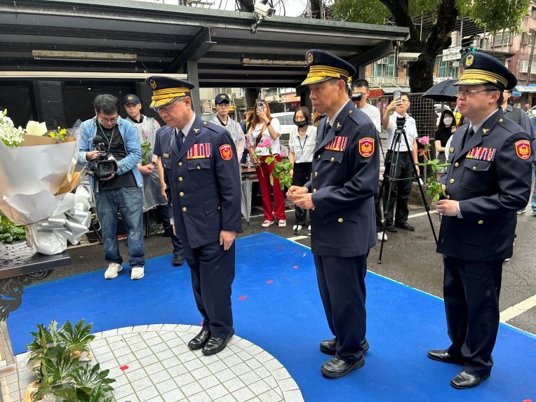 雨中追憶英雄身影 土城警警察節揭牌「正義之光」追念英勇所長 11 《圖說》「正義之光」追思紀念銘揭牌儀式莊嚴隆重,由警政署副署長廖訓誠、新北市政府警察局副局長張錦成、土城分局分局長沈明義及劉宗鑫所長家屬共同出席見證。〈土城分局提供〉