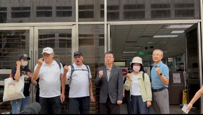 警察節追思殉職所長劉宗鑫 土城分局陪家屬出庭盼司法還公道 46 《圖說》土城分局同仁陪同家屬前往台灣高等法院參與案件二審庭訊,以實際行動展現警察團隊對家屬的支持與關懷。〈土城分局提供〉