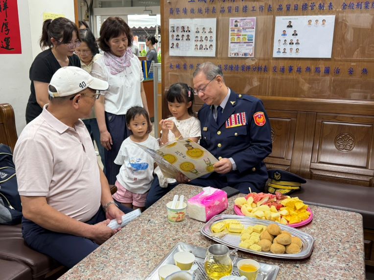 雨中追憶英雄身影 土城警警察節揭牌「正義之光」追念英勇所長 12 《圖說》劉所長年幼的兩位女兒,獻上親手繪製的圖畫給廖訓誠副署長。稚嫩筆觸描繪的不只是童真的色彩,更蘊含著孩子對父親深深的思念與驕傲,讓在場許多人紅了眼眶。〈土城分局提供〉