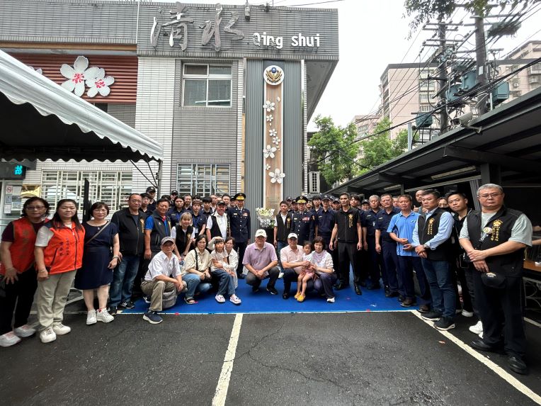 雨中追憶英雄身影 土城警警察節揭牌「正義之光」追念英勇所長 14 《圖說》「正義之光」追思紀念銘揭牌與會人員合影。〈土城分局提供〉