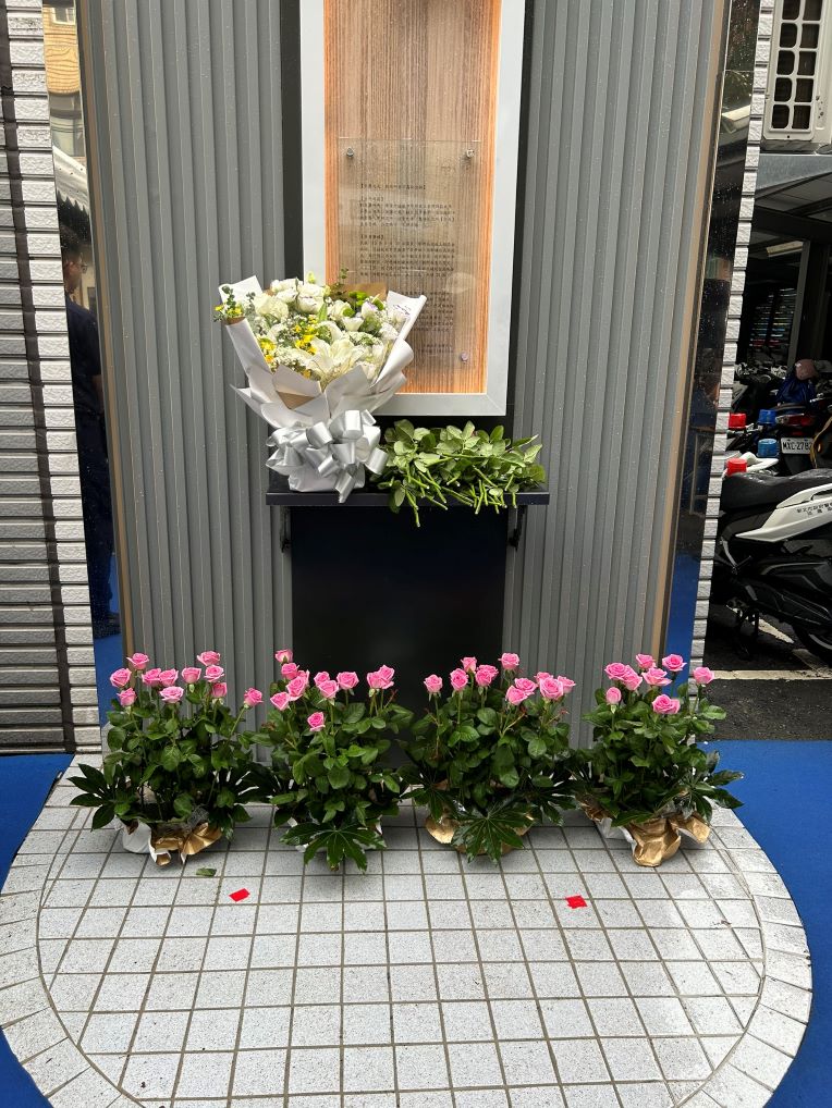 雨中追憶英雄身影 土城警警察節揭牌「正義之光」追念英勇所長 13 《圖說》「正義之光」紀念銘不僅是對英雄最深切的追思,更是對所有警察同仁的提醒與勉勵,期盼大家持續秉持服務熱忱與使命感,守護市民安全。〈土城分局提供〉