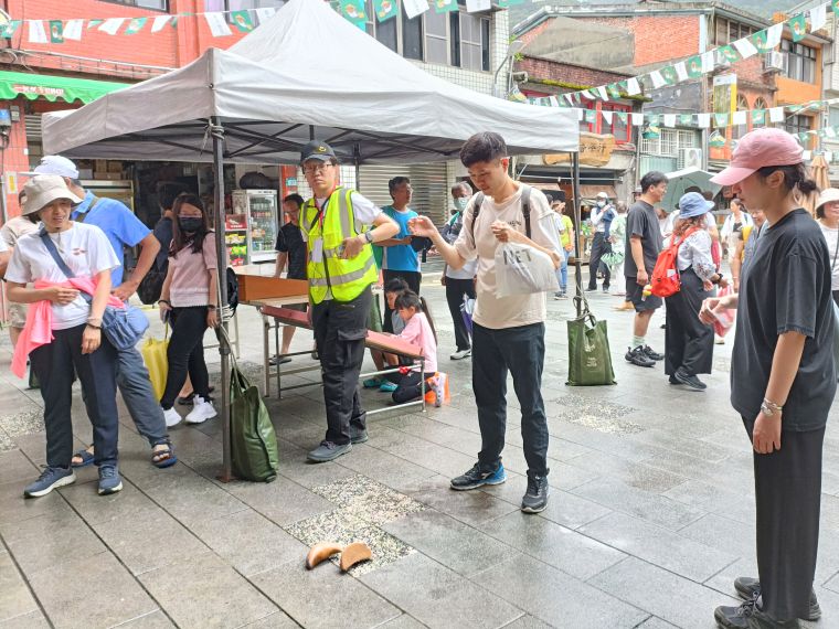 春茶飄香坪林 新北好茶市集串聯茶旅體驗與在地風情 23 《圖說》「擲筊祈福有禮」活動熱烈。〈坪林區公所提供〉