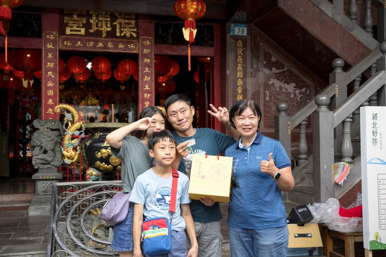 春茶飄香坪林 新北好茶市集串聯茶旅體驗與在地風情 22 《圖說》坪林區長張秀玲與獲獎民眾。〈坪林區公所提供〉