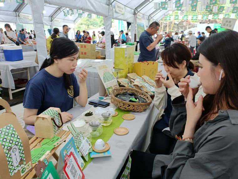 春茶飄香坪林 新北好茶市集串聯茶旅體驗與在地風情 24 《圖說》現場有各種茶品品嚐,茶農自製桂花蜂蜜包種茶皆可現場試喝。〈坪林區公所提供〉