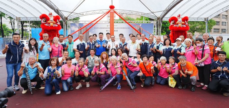 新北再添青年社宅 土城板院段結合照護與停車功能 65 《圖說》侯友宜市長和當地里長里民合影。〈城鄉局提供〉