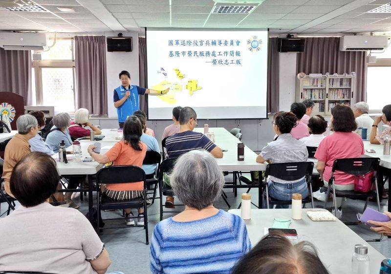 基隆榮服處志工專業訓練 筋膜舒展5招助提升服務能量 63 《圖說》李復鄉副處長向榮欣志工詳細說明輔導會政策及服務處核心工作。〈基隆榮服處提供〉