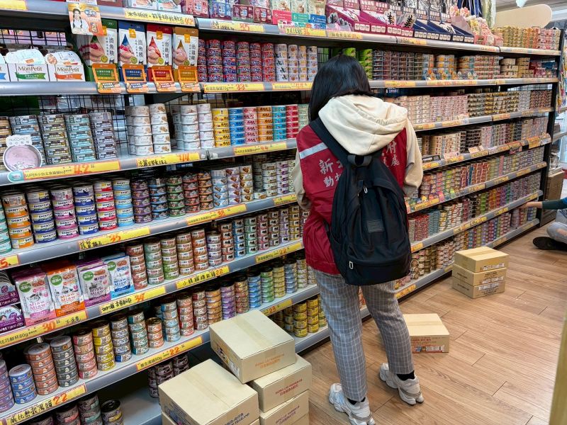 為寵物食品嚴把關 新北查核合格率86% 39 《圖說》動保處前往各大賣場稽查寵物食品。〈動保處提供〉