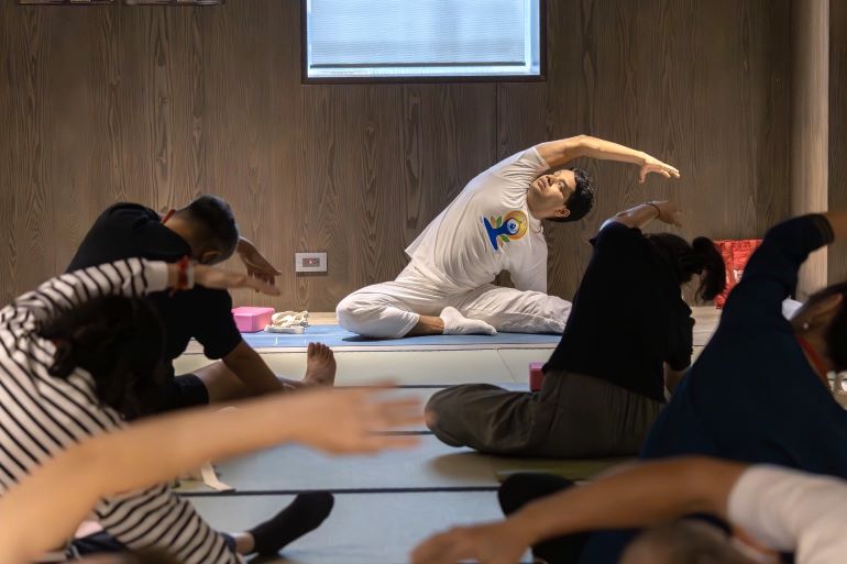 響應國際瑜伽日 宗博館打造沉浸式印度瑜伽文化體驗 24 《圖說》印度正統資深瑜伽老師示範及專業引導體位練習。〈宗博館提供〉