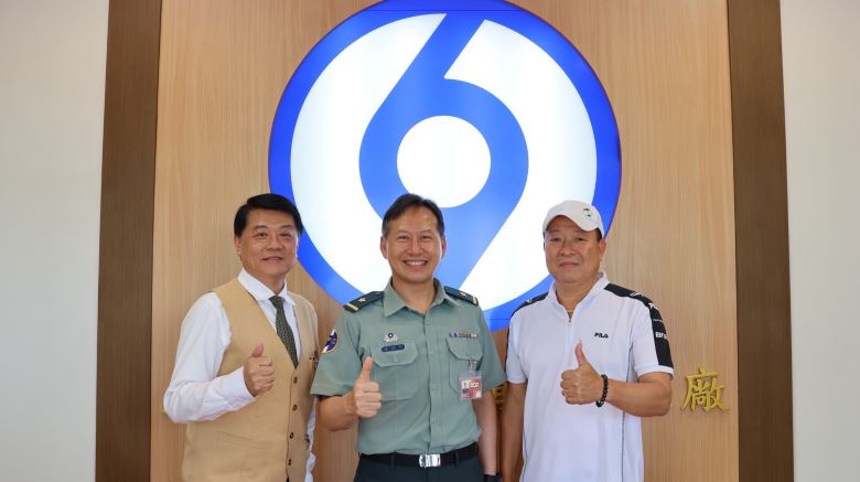 軍民同心迎端午 宜縣府敬軍團慰勞駐軍官兵 4 《圖說》宜蘭縣政府115年端午節敬軍慰問活動,右為宏鎰集團林以勝董事長兼宜蘭縣軍人服務站駐區顧問的林以勝、左宏鎰集團經理尹華忠。〈宏鎰集團提供〉