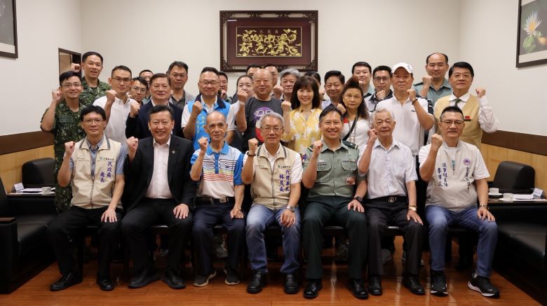 端午佳節前夕 宜縣府敬軍團慰勞駐軍官兵表敬意 31 《圖說》宜蘭縣政府115年端午節敬軍慰問活動合影。〈宏鎰集團提供〉