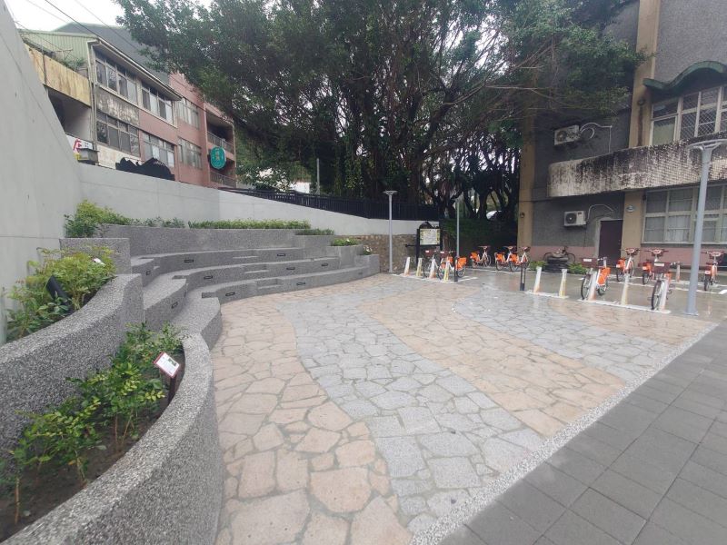 坪林茶鄉再升級 基建結合空間活化展現城鄉新風貌 25 《圖說》拆除隊拆除並活化坪林消防分隊舊址,融入茶園梯田意象設置休憩階梯、YouBike 2.0E電輔車租借站,成為都市轉角新亮點。〈工務局提供〉
