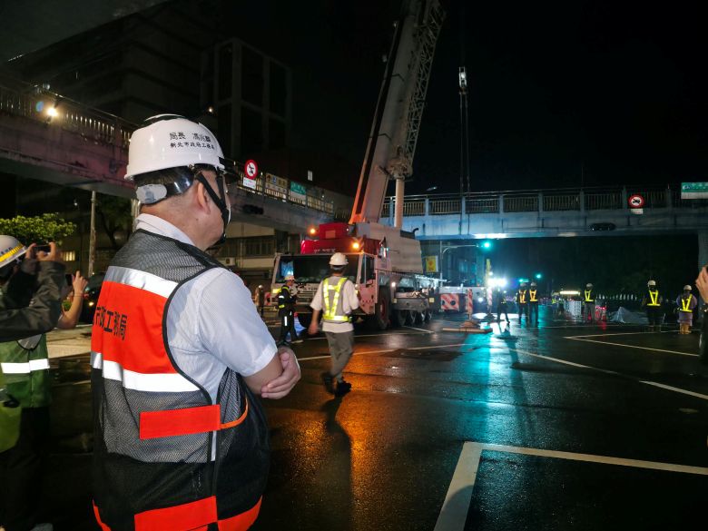 安全通學路接棒登場 三峽中正陸橋功成身退謝幕 47 《圖說》工務局長馮兆麟深夜視察三峽區中正陸橋拆除工程。〈工務局提供〉二
