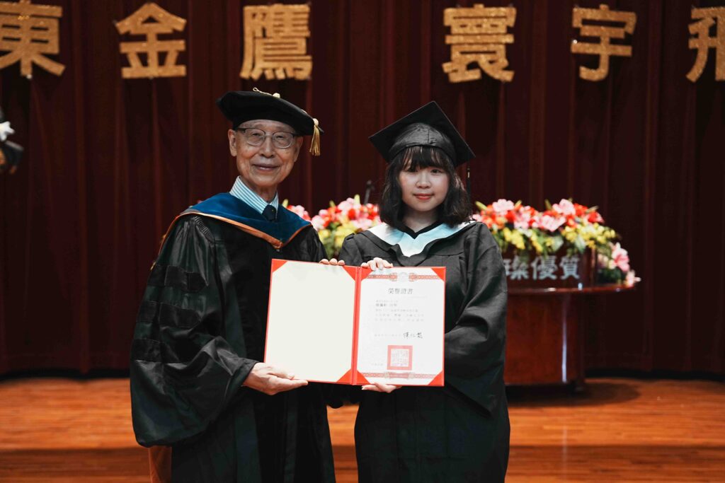 圓夢歐洲登峰國際 嶺東科大1700畢業生展翅飛揚 7 %E6%87%89%E7%94%A8%E5%A4%96%E8%AA%9E%E7%B3%BB%E6%A5%8A%E4%BD%A9%E8%BB%92%E5%8F%B3%E4%B8%80%E7%82%BA%E9%A6%96%E5%B1%86%E5%B6%BA%E7%A7%80%E7%99%BB%E5%B3%B0%E6%A6%AE%E8%AD%BD%E4%BB%A3%E8%A1%A8 1024x683 1