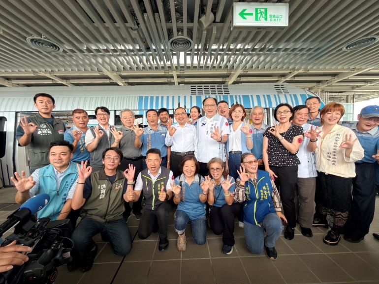 藝術開進捷運! 三鶯線主題彩繪列車開箱 7 《圖說》侯友宜市長與出席貴賓合影。〈捷運局提供〉