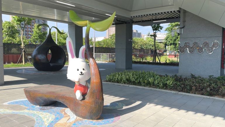 三鶯線打造行動美術館 臺北大學站「匯聚.流轉」成藝術新地標 48 《圖說》三鶯線臺北大學站公共藝術。〈捷運局提供〉