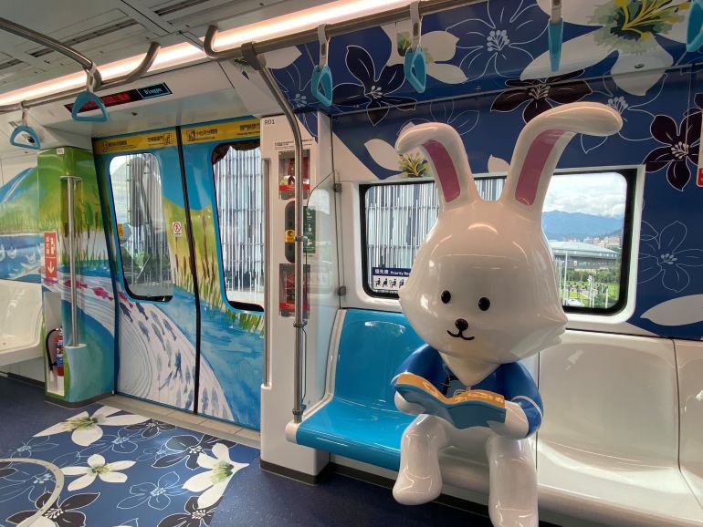 藝術開進捷運! 三鶯線主題彩繪列車開箱 8 《圖說》三鶯線主題列車結合客家元素。〈捷運局提供〉