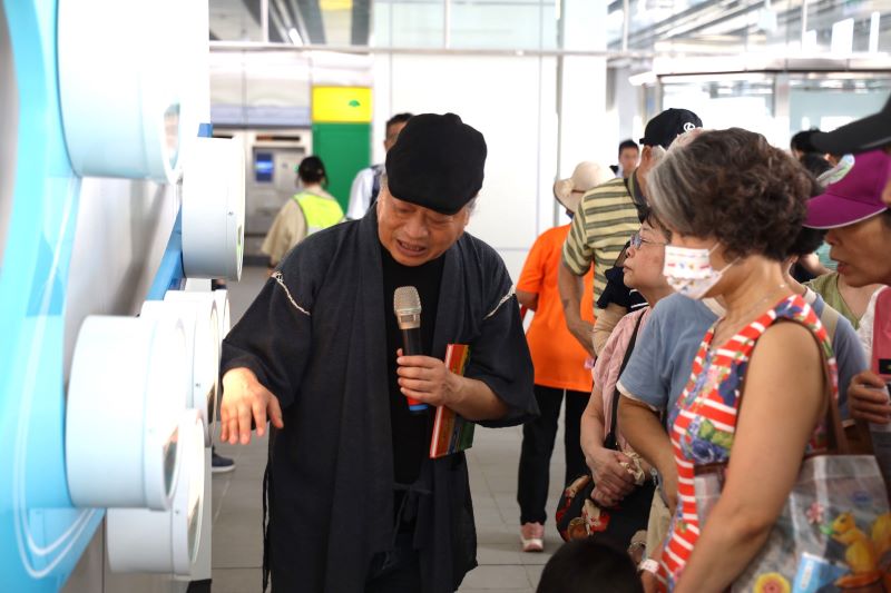 共賞公共藝術 三鶯線里民走進會呼吸的捷運車站 21 《圖說》三鶯線公共藝術現地導覽活動,參與者感覺格外新鮮,也對未來通車更加期待。〈捷運局提供〉