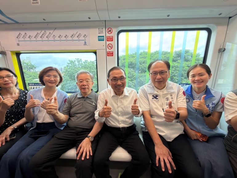 藝術開進捷運! 三鶯線主題彩繪列車開箱 6 《圖說》彩繪主題列車開箱,右二捷運局長李政安。〈捷運局提供〉
