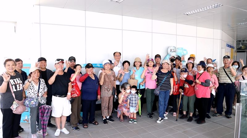 共賞公共藝術 三鶯線里民走進會呼吸的捷運車站 20 《圖說》沿線里民走進車站,不僅看見嶄新的捷運建設,也提前感受到城市美學與文化溫度。〈捷運局提供〉