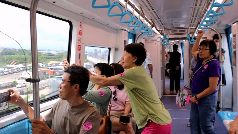 捷運成果回饋鄉親 三鶯線2300位里民搶先試乘見證幸福啟程 14 《圖說》里民試乘活動熱絡。〈捷運局提供〉