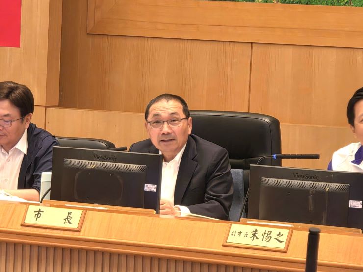 新北地政打造不動產守護神盾 「厚力家在」阻詐護民有成 40 《圖說》市長侯友宜肯定地政局全力協助民眾打詐阻詐。〈地政局提供〉