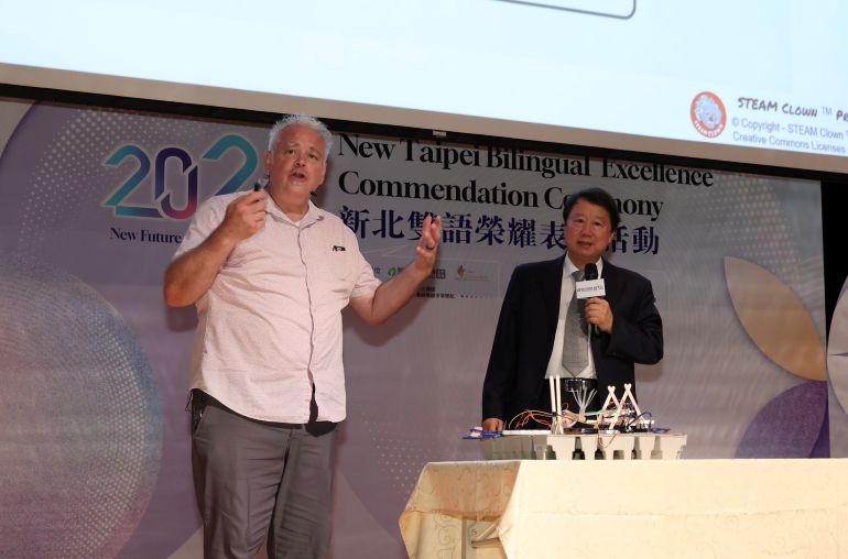 從操作無人機到學專業英文 新北雙語榮耀表揚展現學用合一成果 38 《圖說》矽谷技職教育中心資深科技教師Jim Burnham現場示範科技課程。〈教育局提供〉