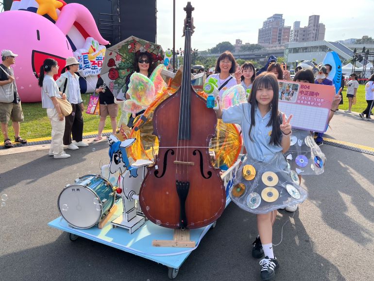 新北創客祭攜手夏至音樂節登場 26輛創意花車踩街嗨翻新美館 11 《圖說》中正國中創意設計。〈教育局提供〉