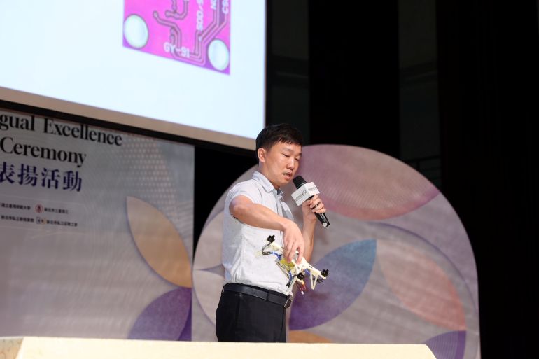 從操作無人機到學專業英文 新北雙語榮耀表揚展現學用合一成果 37 《圖說》新北高工電機科林健仁老師示範無人機雙語課程。〈教育局提供〉